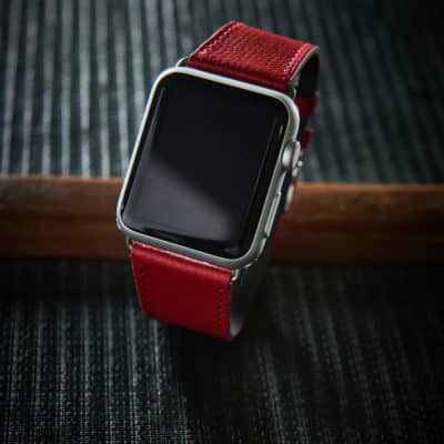 <span class="cat_name">Classic Apple Watch strap</span><br><span class="material_name">Embossed calf</span><br><span class="color_name">Red</span>
